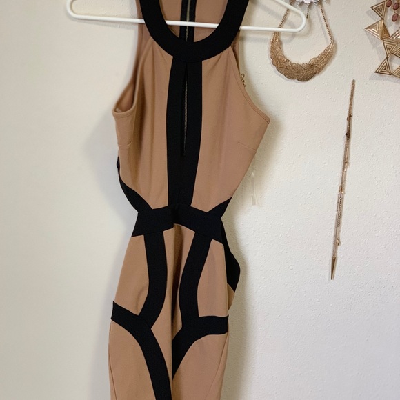 A beautiful form fitting, backless dress - Picture 3 of 5